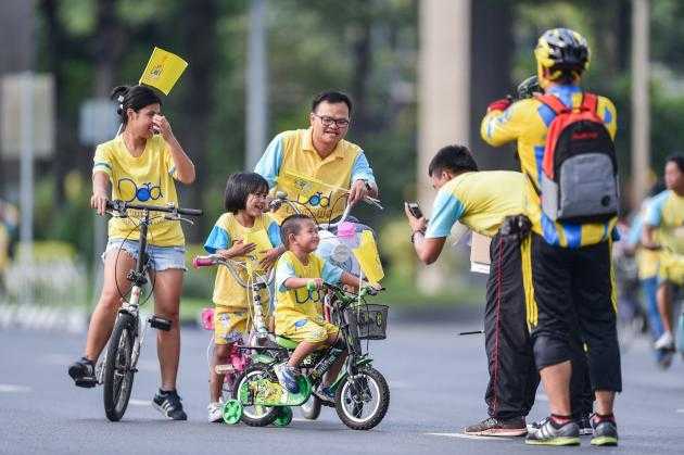 В марафоне 'Bike for Dad' приняли участие 600,000 желто-голубых велосипедистов