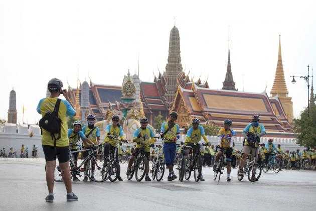 В марафоне 'Bike for Dad' приняли участие 600,000 желто-голубых велосипедистов