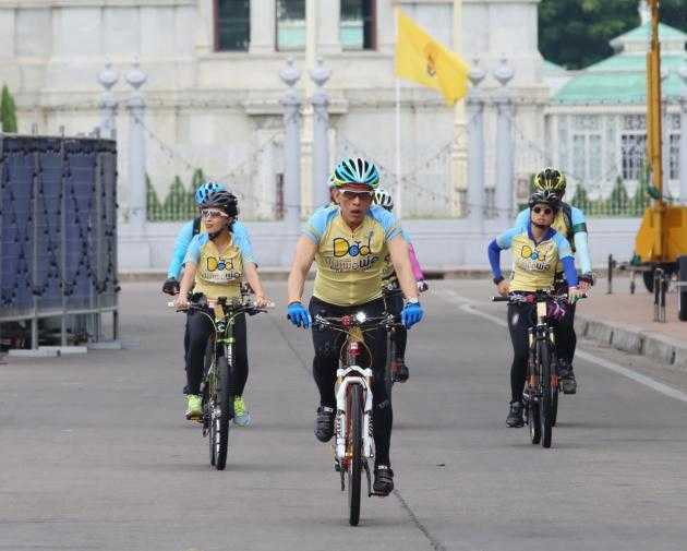 В марафоне 'Bike for Dad' приняли участие 600,000 желто-голубых велосипедистов