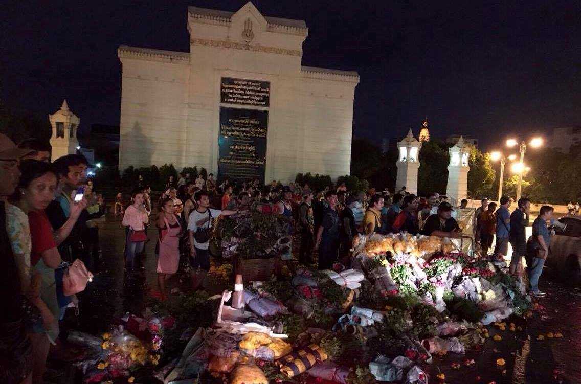 Продавцы заблокировали дорожное движение цветами в знак протеста против закрытия рынка