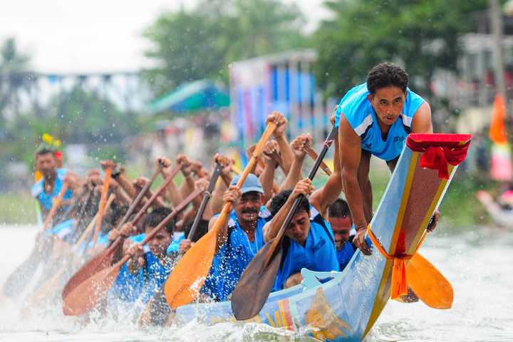 Thailand and Laos start annual longboat competition