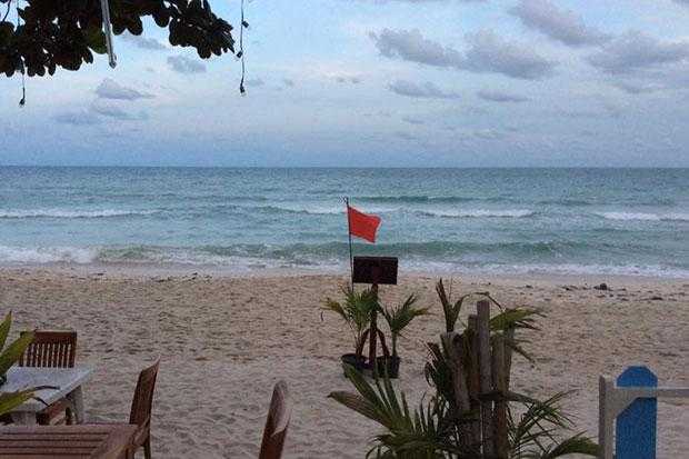 Red 'no swimming' flags raised on Koh Samui beaches