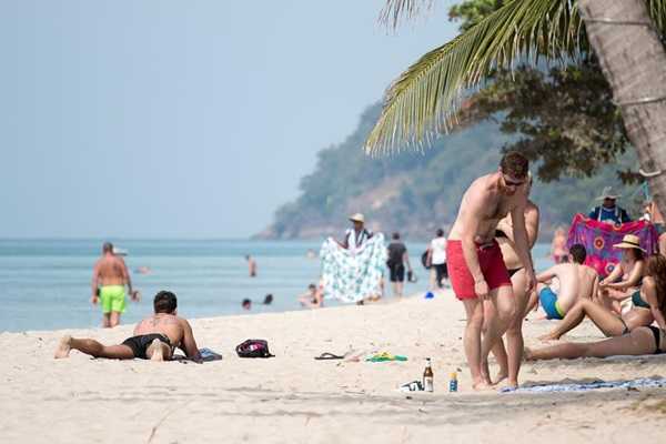 Tourists flooding into Thailand – some islands “twice as much as last year”