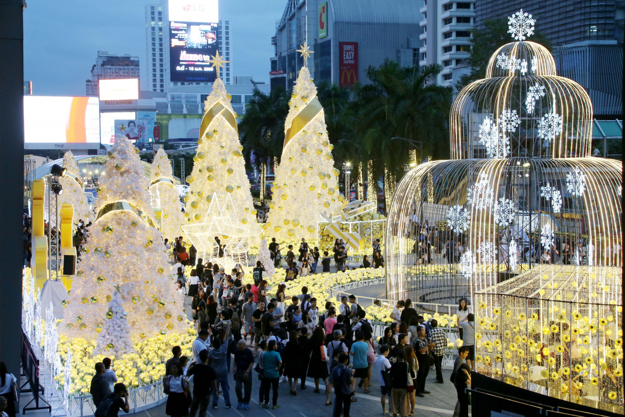 Police to field hundreds of thousands of officers in tight security effort for New Year holiday